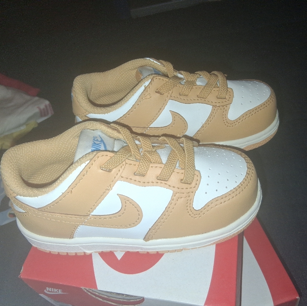 Nike Kids Low-Top Sneakers in Tan and White